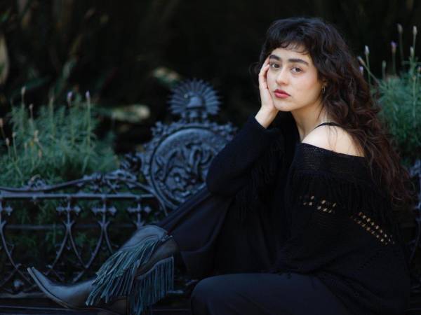 Por primera vez, el éxito 'Dreams' suena en español en un dueto póstumo con Dolores O'Riordan, un regalo para la audiencia latinoamericana que la cantante siempre admiró.