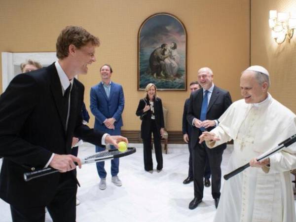 Sinner fue recibido por el papa en su día de pausa del torneo, acompañado por su padre, Hanspeter, y su madre, Siglinde, además del presidente de la Federación.
