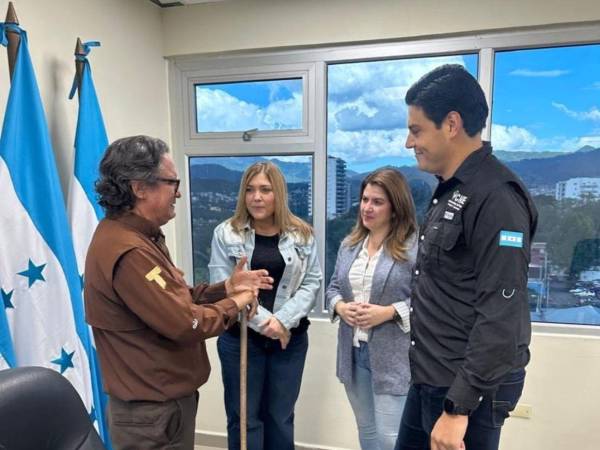 Tras su caminata hacia la capital, el padre Leopoldo Serrano se reunió con los tres consejeros del CNE, quienes se comprometieron a dejar atrás sus diferencias y garantizar elecciones limpias y transparentes.