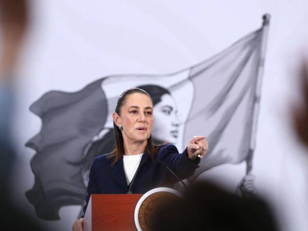 La presidenta de México, Claudia Sheinbaum, reacciona durante una rueda de prensa este lunes, en el Palacio Nacional de Ciudad de México (México).