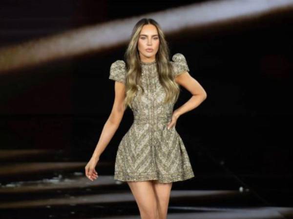 La cantante mexicana desfiló para la marca L’Oreal en la pasarela de la Semana de la Moda de País con un un minivestido dorado y zapatos estilo pumps.