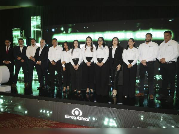 Ejecutivos de Banco Azteca durante la presentación oficial de la evolución de la App en Tegucigalpa.