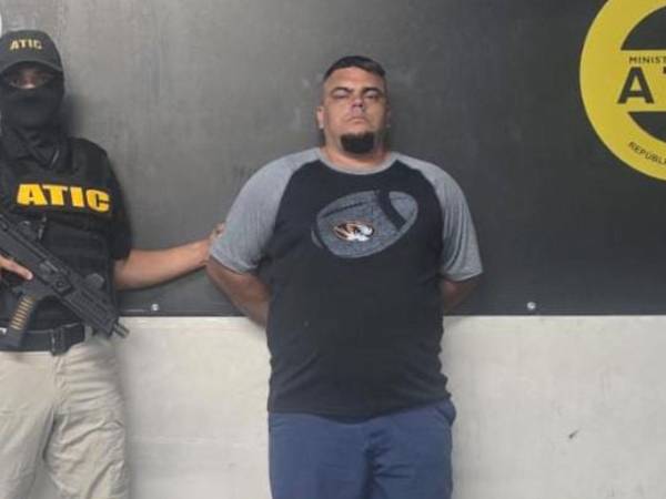 Un taxista VIP fue detenido por la Agencia Técnica de Investigación Criminal (ATIC) por los delitos de robo y presunto abuso sexual en perjuicio de una joven que solicitó sus servicios.