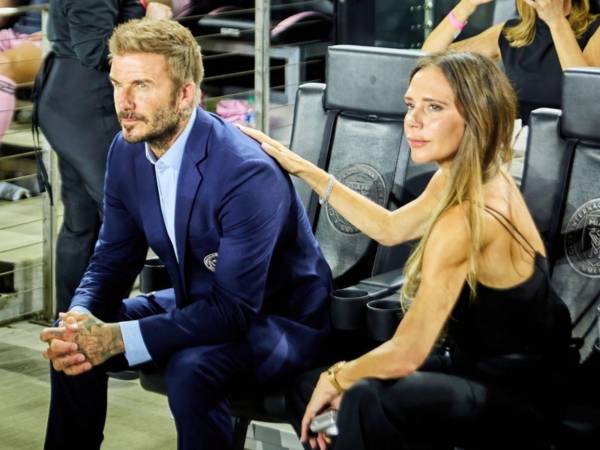 David Beckham ha entrado en la historia del deporte británico al convertirse en el primer atleta del país en alcanzar la categoría de billonario. Así lo recoge el Sunday Times Rich List 2026, que cifra el patrimonio conjunto del exfutbolista y su esposa, la diseñadora Victoria Beckham, en 1.580 millones de dólares, frente a los 666 millones estimados el año anterior.