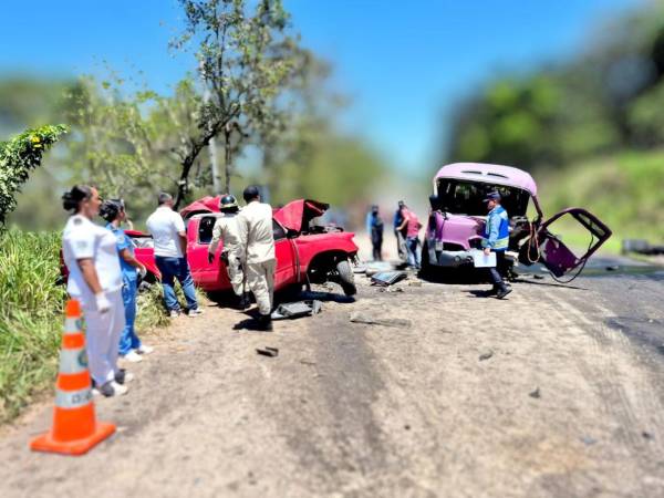 El fuerte impacto provocó daños considerables tanto en el pick up como en el bus. Una de las víctimas fue José Oliva, gerente de una financiera del municipio de Bonito Oriental, Colón.