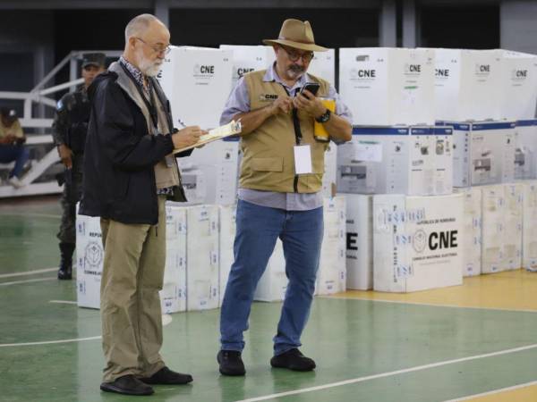 La distribución del material electoral comenzó este sábado a las 6:00 de la mañana en el gimnasio municipal de la Villa Olímpica, desde donde el Consejo Nacional Electoral (CNE) envió las primeras maletas hacia las zonas rurales y más alejadas de San Pedro Sula.