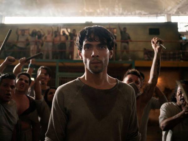 El actor mexicano es el protagonista de la serie `Celda 211´, basada en la novela homónima de Francisco Pérez Gandul, un thriller carcelario llevado al cine en 2009 por el realizador español Daniel Monzón que obtuvo un éxito rotundo de público y crítica. Ahora la producción de Netflix, del mismo título, protagonizada por Calva, adapta la historia a la realidad de las prisiones mexicanas.