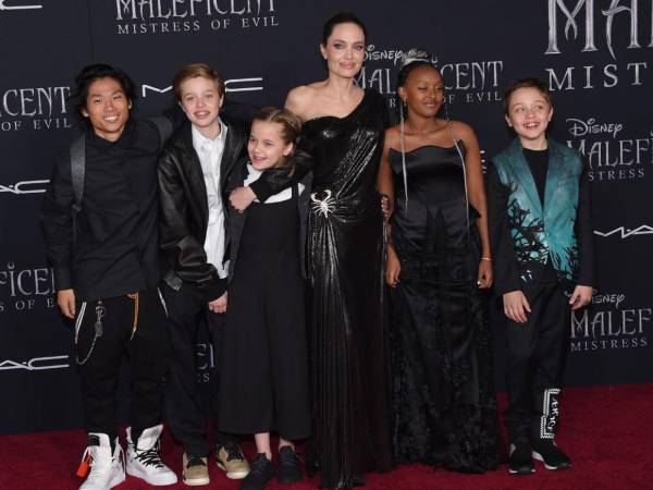 Angelina Jolie no ha emitido ningún pronunciamiento público directo sobre la decisión de cuatro de sus seis hijos de eliminar el apellido Pitt de sus documentos legales, un proceso que se ha extendido durante los últimos dos años y que, según fuentes cercanas a la familia, la actriz observa desde la distancia, sin intervenir.