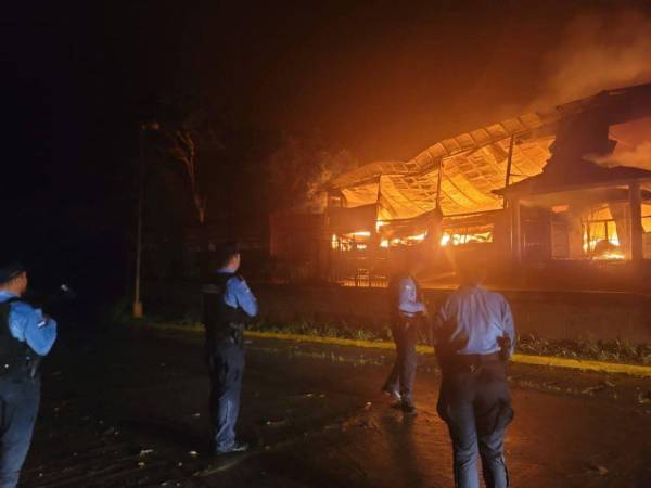 Fuerte incendio consume maquila en el sector Cofradía, San Pedro Sula