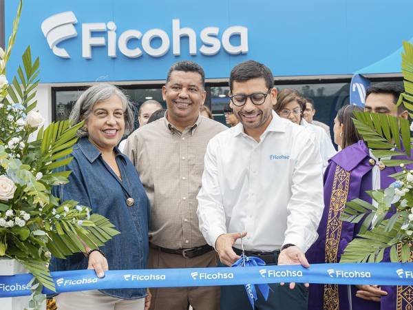 Ejecutivos de Ficohsa inauguraron oficialmente la nueva agencia en El Zamorano, reafirmando el compromiso de la institución de acercar servicios financieros a más comunidades del país.