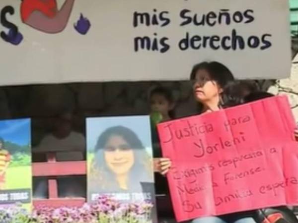 La angustia y la incertidumbre continúan golpeando a la familia de Yorleni Alas. A más de un mes de su desaparición, sus seres queridos volvieron a alzar la voz este lunes 22 de junio para exigir a Medicina Forense resultados que permitan confirmar si un cuerpo carbonizado encontrado en Puerto Cortés el pasado 14 de mayo corresponde a la joven.
