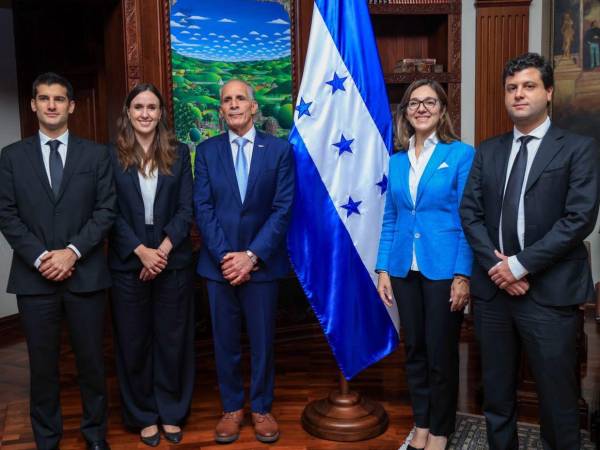 El mandatario hondureño recibió a representantes de Standard &amp; Poor’s la tarde de este 19 de agosto.