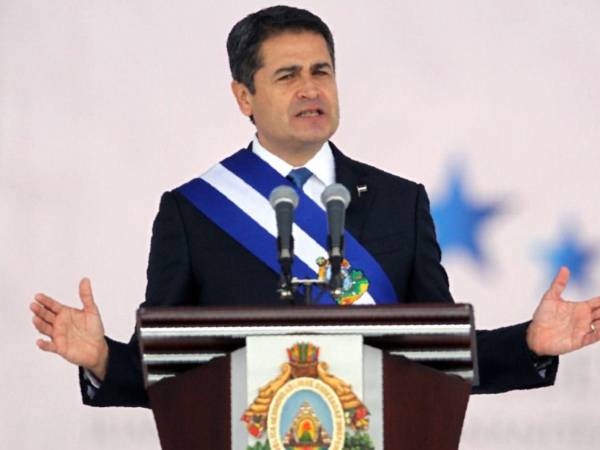 El expresidente hondureño, Juan Orlando Hernández, expresó públicamente su gratitud tras recuperar su libertad, tras haber sido condenado por narcotráfico en Estados Unidos. Hernández aseguró que es inocente y agradeció el apoyo recibido durante todo el proceso de indulto al presidente Donald Trump.