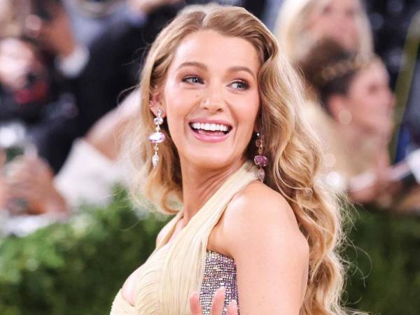 Horas después de anunciar el acuerdo extrajudicial con Justin Baldoni, Blake Lively apareció en la Met Gala 2026, una decisión que fuentes cercanas describen como parte de una estrategia deliberada para retomar su presencia pública.