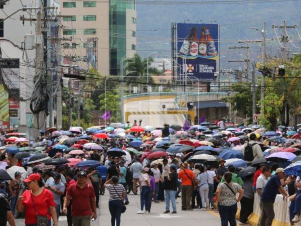 Maestros llegan a Casa de Gobierno para protestar y exigen respuestas