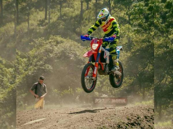 Además de motocross, Sergio Bendaña Cardona es piloto de enduro, pero fue en una competencia donde sufrió el percance.