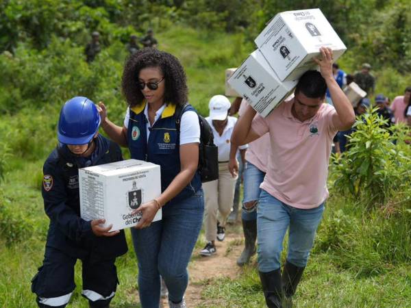 Cajas de alimentos, pañales y artículos de aseo son algunas de las ayudas que cientos de voluntarios reunieron este miércoles en el estadio Nemesio Camacho El Campín de Bogotá, convertido en uno de los centros de acopio habilitados para apoyar a las regiones afectadas por el terremoto de magnitud 7,4 que sacudió el lunes a Colombia.