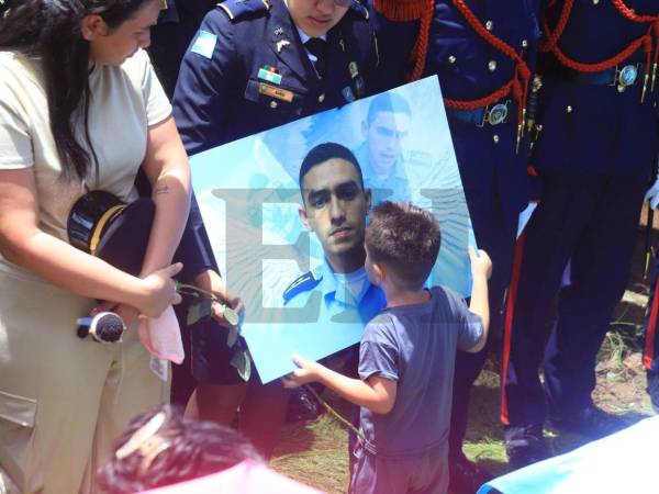 Como un verdadero héroe será recordado el inspector de la Policía Nacional, Kevin Pérez, quien perdió la vida luego de intentar salvar a un menor de edad que fue arrastrado por las corrientes de agua en una quebrada de San Pedro Sula. Hoy, su familia y compañeros le dan el último adiós. Aquí las conmovedoras fotos: