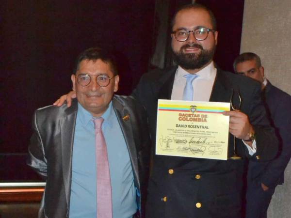 Bajo el lema Algo más que premios, la iniciativa ha reconocido a más de 600 personalidades desde su creación, consolidándose como uno de los espacios de reconocimiento al liderazgo y al periodismo más representativos del país.