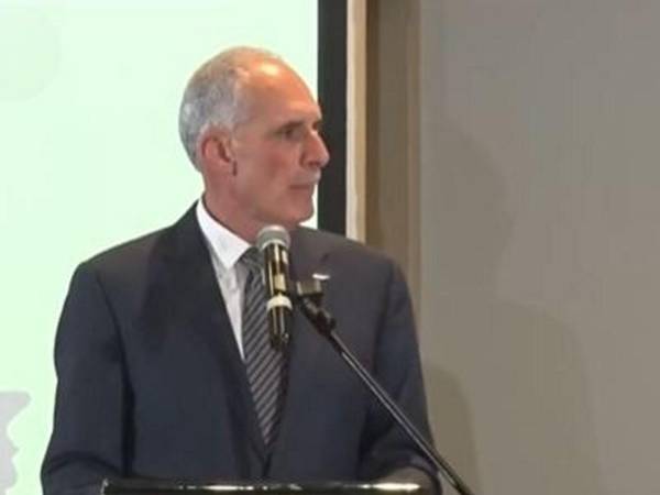 El gobernante también anunció la postergación del proceso de licitación energética de 1,500 megavatios, con el objetivo de definir bases más claras.