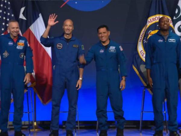 Astronautas designados por la NASA para la misión Artemis III durante el anuncio oficial en el Centro Espacial Johnson.