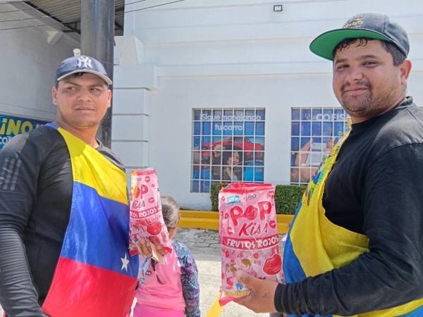 Los venezolanos Ismael Castro y Gabriel Mejía llegaron hasta México y, desde hace dos meses, se encuentra en San Pedro Sula. Ellos y sus esposas venden dulces en las calles de la ciudad para pagar hotel y comida, mientras regresa a su país.