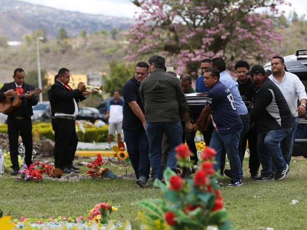 Hijos, nietos y amigos de la familia Deras Zelaya cargaron cada uno de los féretros de sus parientes, acompañados del canto de los mariachis.