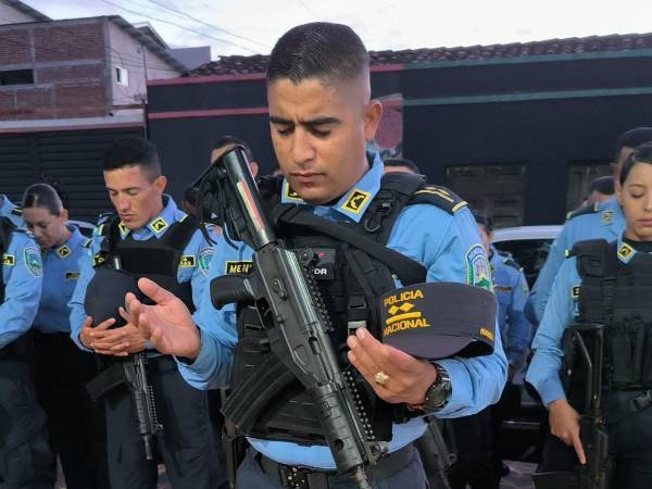 Previo a la acción de saturación, los policias oran y se encomiendan a Dios.