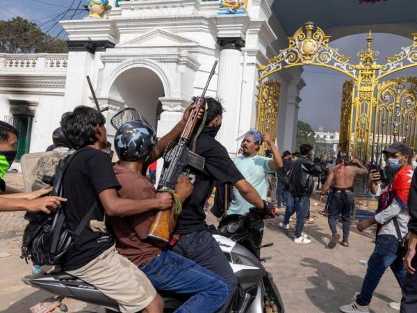 La capital nepalí quedó envuelta en llamas y caos, con multitudes incendiando edificios gubernamentales y símbolos del poder del Estado. Imágenes difundidas en redes sociales mostraban a Katmandú entre sirenas y columnas de humo, mientras la violencia se extendía rápidamente a otras ciudades del país. Aquí las imágenes del caos.