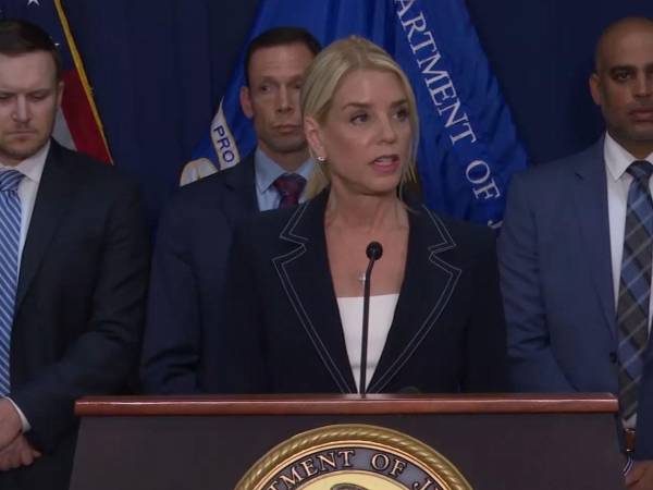 Bondi, que también definió al <b>Cartel de Sinaloa</b> como organización narcoterrorista, agradeció al Gobierno mexicano por colaborar con la extradición