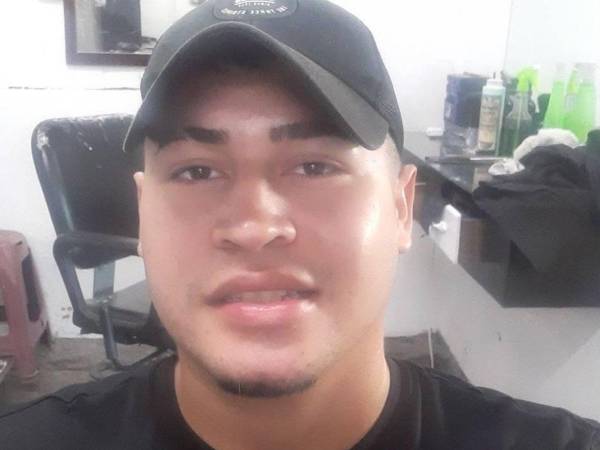 En redes sociales se ha registrado un incremento de mensajes dirigidos a los perfiles atribuidos a Daniel Antonio Meraz Cáceres, principal sospechoso en la investigación por la muerte de la enfermera Elvia Mercedes Gómez López, ocurrida el 3 de junio en San Manuel, Cortés, en la zona norte de Honduras.