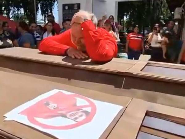 El alcalde se postró en los féretros donde aparecían las imágenes de Rixi Moncada y Nasry Tito Asfura.