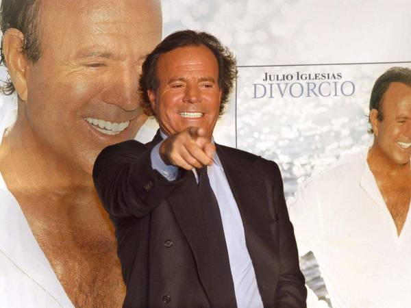 Tras el archivo de las denuncias en su contra, el cantante exige ante el tribunal de Madrid que la ministra rectifique sus acusaciones de esclavitud y abusos sexuales y le indemnice por vulnerar su derecho al honor y a la presunción de inocencia.