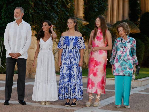 El rey Felipe, la reina Letizia, la princesa Leonor, la infanta Sofía y su abuela, la reina emérita Sofía, durante la recepción en Marivent.