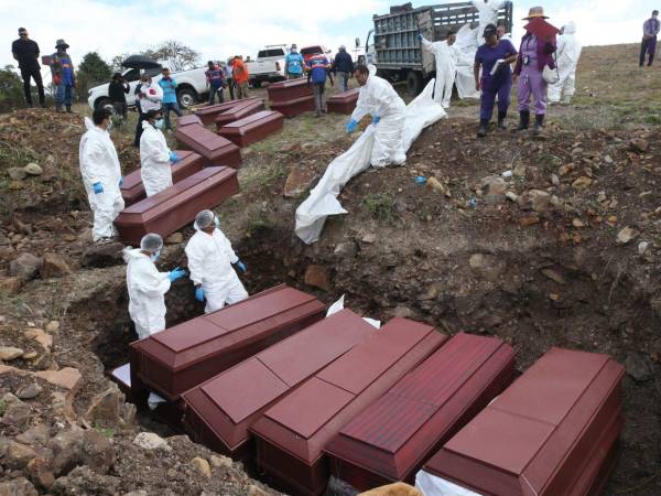 La Dirección de Medicina Forense del Ministerio Público realiza cada año entierros masivos de personas que no fueron identificadas.