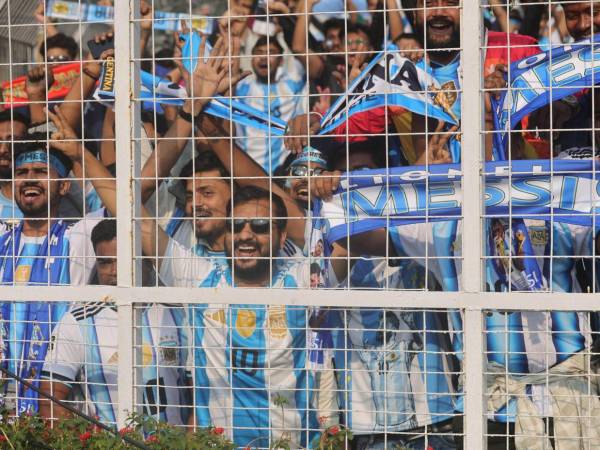 Desde un día antes del arribo de Messi, miles se apostaron en el estadio, aeropuerto y hotel donde se encuentra Messi.