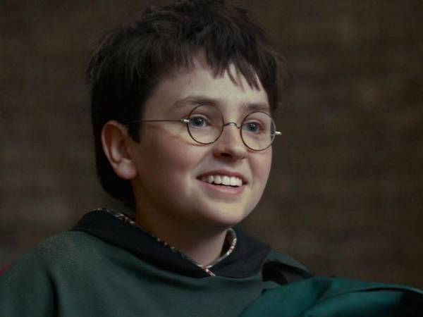 Con el estreno fijado para Navidad, la nueva serie de Harry Potter de HBO acumula escándalos en el rodaje al tiempo que lanza sus primeras imágenes oficiales del joven actor que sustituirá a Daniel Radcliffe como el mago más célebre de la ficción contemporánea.