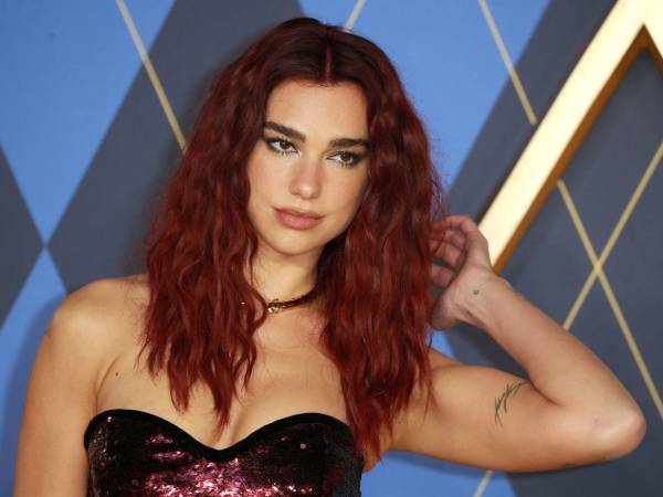 Dua Lipa, a la que es habitual ver con un libro bajo el brazo, ha fundado un club de lectura virtual llamado Service95 Book Club.