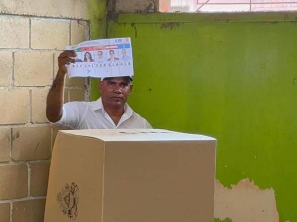 “Saldré con la frente en alto, tal como la llevábamos cuando iniciamos este camino, posteó Moncada.