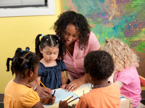 Una maestra de guardería en Lindenhurst, Long Island, Nueva York, fue arrestada y enfrenta cargos por presunto maltrato a bebés a su cargo en un centro infantil, según informó la policía del condado Suffolk. El caso generó alarma entre familias y profesionales del sector educativo.