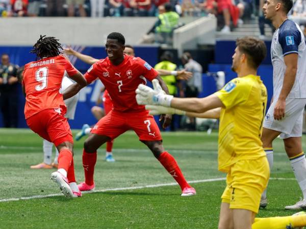 Suiza con la ayuda de Manzambi pudo terminar goleando a Bosnia y Herzegovina.