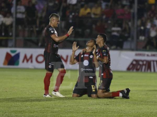 Marco Aceituno anotó un golazo con el CD Choloma ante el Victoria.