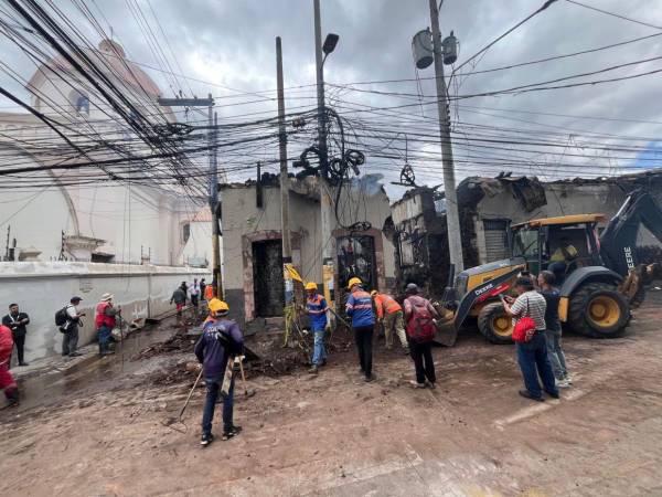 El Cuerpo de Bomberos aseguró que recibió un reporte de explosión a las 6:20 de la mañana. Cuando llegaron al lugar, varios locales estaban incendiandose.
