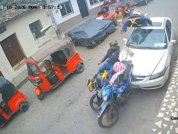 El vehículo fuera de control atropelló a varios motociclistas en Lempira.