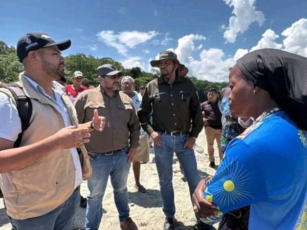 Los manifestantes exigen permanecer en su territorio y denuncian que la producción del programa limita temporalmente el acceso a sus propias playas.