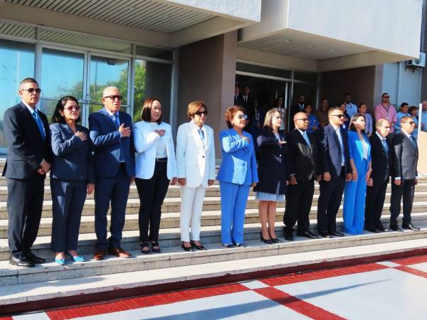 La presidenta del Poder Judicial (PJ), Rebeca Ráquel, encabezó la celebración del Día de la Bandera Nacional e inicio de las fiestas patrias, en ese poder del Estado.