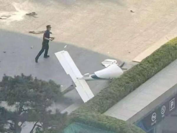 Imágenes difundidas en plataformas internacionales muestran daños en la fachada del edificio y restos de la aeronave.