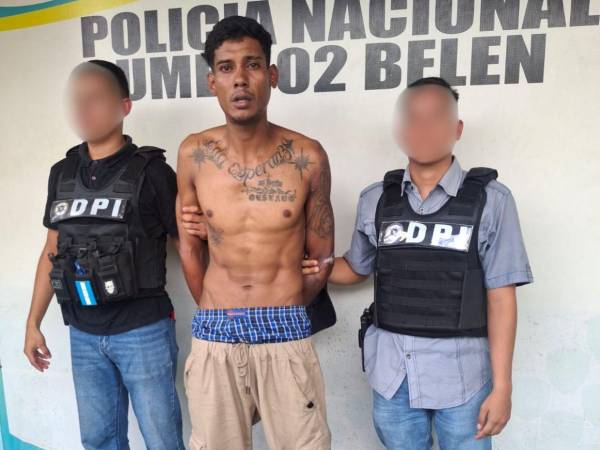Brayan Enrique Oliva Moradel, al ser arrestado por la Policía Nacional (PN), en la colonia 3 de Mayo.
