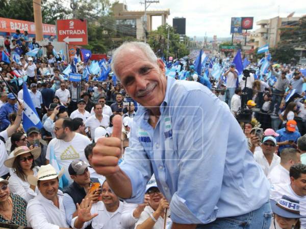 La caminata inició en la colonia Kennedy y concluyó en el bulevar Centroamérica, cerca del IPM. Ahí dio su discurso el candidato presidencial, Nasry Asfura.