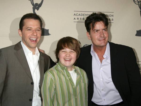Jon Cryer reconoció en televisión que ya no guarda rencor hacia Charlie Sheen y que estaría dispuesto a seguir reconstruyendo el vínculo que los unió durante ocho temporadas en una de las comedias más vistas de la televisión estadounidense.